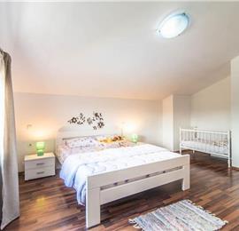 6 bedroom villa with pool near Sveti Lovrec and Poreč, sleeps 12